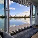 Hausboot Auf Dem Wangermeer Úszó hotel