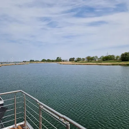 Hausboot Auf Dem Wangermeer Schillig