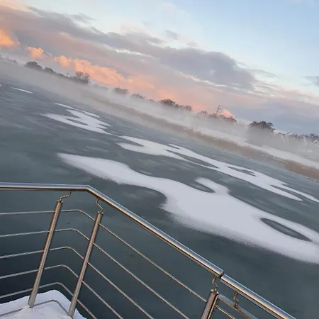 Hausboot Auf Dem Wangermeer Bådhotel Schillig