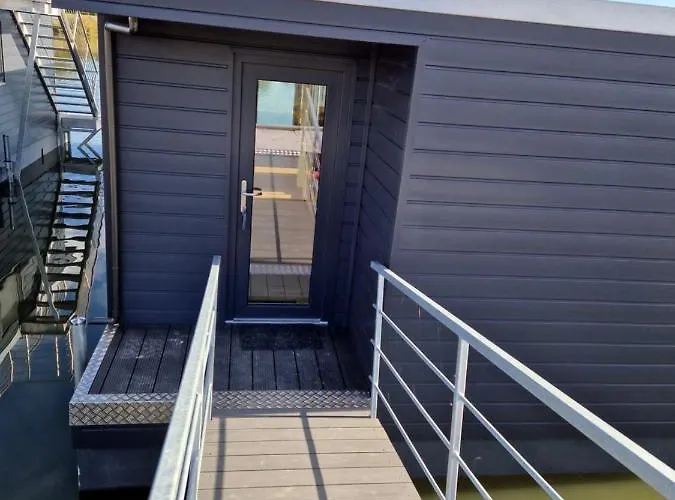 Hausboot Auf Dem Wangermeer Schillig